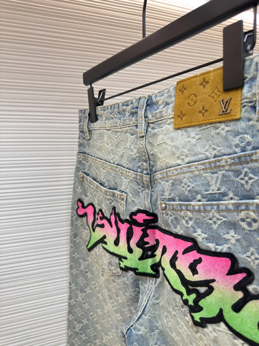LOUIS VUITTON flame graffiti patch jacquard jeans ●Authentic product: purchased and developed by 30789 ●Item number: 1680031-C15 ●Material: denim fabric ●Technology: patch production ●Version: fitted version ●Size: 30-32-34-36 ●Description: Use classic patterns to highlight the Louis Vuitton logo of the season, making Louis patches and Vuitton The patch is decorated like graffiti on the front and back, with hardware, a button placket and a nubuck Monoqram tag at the rear. The fabric has undergone a heavy-duty garment washing process. The whole pair of pants will have a distressed effect. The whole body is hand-cut and printed all over. This kind of alignment fabric consumes a lot of time and is very time-consuming and costly, so our delivery time is very slow. The flame gradient graffiti in the middle is a toothbrush embroidery piece. The overall wiring is straight and delicate, the fabric is comfortable and soft, and the color is consistent without color difference. It can be matched with the same style to create a fashionable look and control various occasions. Customized accessories, complete with three standards, same style for men and women!